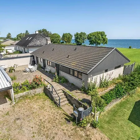 3 Bedroom Cozy In Holiday home