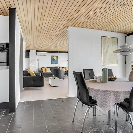 3 Bedroom Cozy In 펜션 Frorup